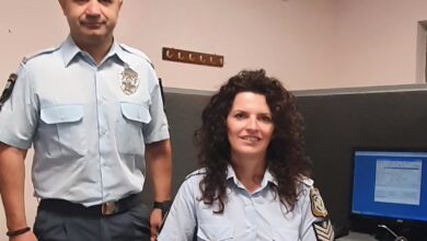 Φωτογραφία του Γυναίκα Αστυνομικός Αποτρέπει Άντρα από Αυτοκτονία