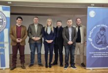 Φωτογραφία του Η επιτροπή ΕΑΣΥΑ στο σχολείο για την ανήλικη παραβατικότητα